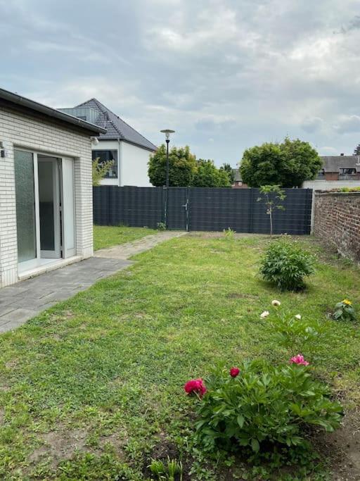 Charmante Gartenwohnung Mit Privatem Grossen Garten Keulen Buitenkant foto